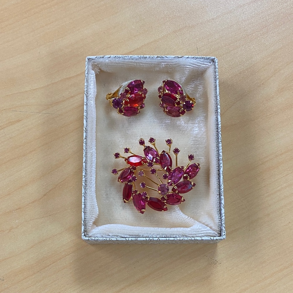 Vintage Elegant Gold and Red Jewelry Set.